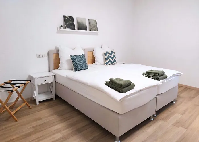 Platz Fuer Gruppen - 4 Schlafzimmer Mit Tv 乌尔姆